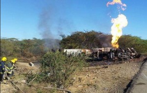 Explota tanquero de GLP en carretera de Montecristi