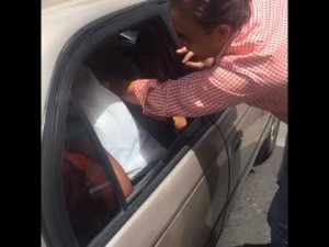 Abel Martínez devuelve botella vacía lanzada en plena vía desde un vehículo 