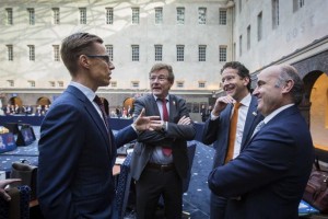 Ministros de Finanzas UE estudian retener ayudas a Grecia 