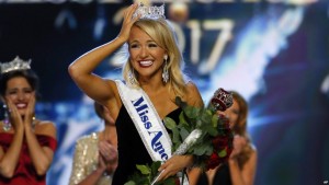 La nueva Miss America pide compromisos a Trump y Clinton 