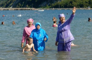 Corte anula prohibición de burkini en Niza 