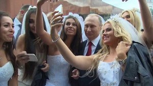 La selfie de Vladimir Putin con un grupo de mujeres recién casadas