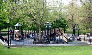 Encuentran niña encadenada a un árbol en EEUU 