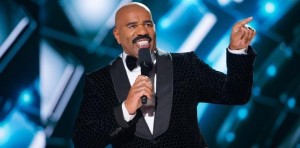 El error del comediante Steve Harvey le sigue trayendo consecuencias negativas. Ahora el presidente de Filipinas, Rodrigo Duterte, se opone a que Harvey sea el presentador del certamen Miss Universe 2016, que tendrá lugar en ese país el próximo enero.
La secretaria de turismo, Wanda Teo, estableció el jueves en conferencia de prensa el descontento del mandatario para volver a conducir el evento de belleza y, tal parece, que hará todo lo que esté a su alcance para evitarlo.
“No puede presentar. Voy a hablar con Miss Universe para que no lo haga, y ése es mi problema. No quiero que sea el presentador”, expuso la servidora pública según CNN Filipinas.
Pero el problema es más grande aún, porque Harvey presuntamente tiene un contrato de cinco años con Miss Universe. Teo sugirió que se integre una animadora filipina para que alterne con el afroamericano.
El presentador del “Steve Harvey Show” provocó una ola mundial de burlas luego que en la pasada edición del concurso llamó a la candidata colombiana Ariadna Gutiérrez como la nueva reina en lugar de la verdadera ganadora, la filipina Pia Wurztbach.