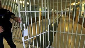 Francia defiende módulos de islamistas radicales en prisión 