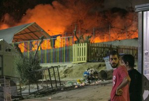 Lesbos pide evacuación de refugiados a Grecia tras incendio