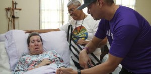 Víctor Manuelle brinda apoyo a cuidador de paciente de Alzheimer