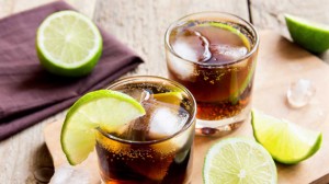 Conoce cuántas calorías aportan los tragos más populares