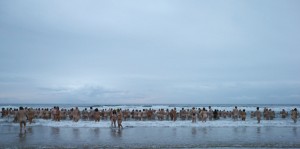  Cientos de británicos se lanzan al baño anual nudista