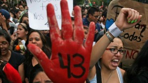 Padres de 43 estudiantes exigen justicia dos años después 
