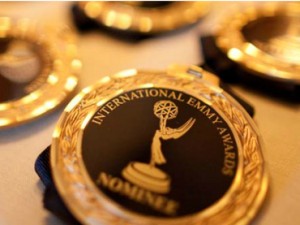 Hoffman y Dench nominados al Emmy Internacional 