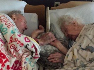 Hasta que la muerte nos separe: 77 años de casados y una fotografía que conmueve