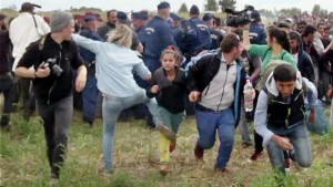 Acusan a camarógrafa húngara por patear a migrantes en 2015