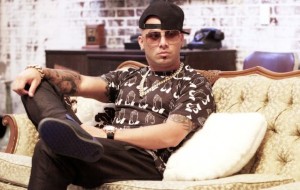Artista puertorriqueño Wisin muestra fotografía de su hijo menor