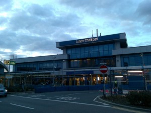 Varios manifestantes bloquean aeropuerto London City
