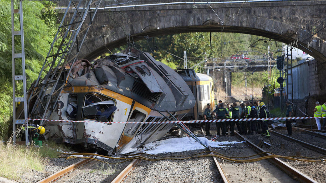 Mueren al menos dos en accidente de tren en Galicia, España