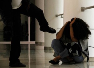 Exigen medidas más estrictas y cambio en sistema judicial para proteger a las mujeres 