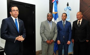 Navarro posesiona en sus cargos al viceministro Administrativo del MINERD y al director del INEFI