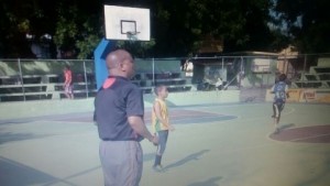 Abogado de Azua se dedica a entrenar gratis a jóvenes en baloncesto 