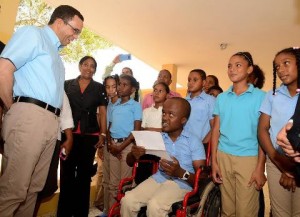 Ministro de Educación viste uniforme escolar y continúa recorridos