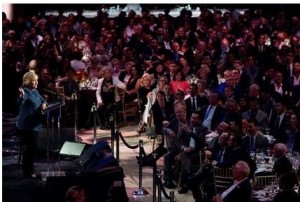 Cantante se burla de Trump en acto de Clinton