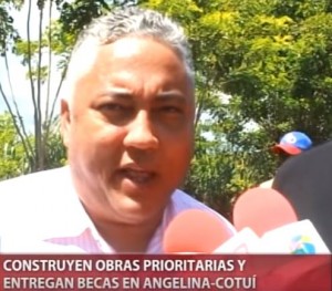 Construyen   obras prioritarias y entregan becas en Angelina Cotuí