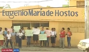 Padres y estudiantes protestan para que gobierno entregue escuela Hostos en SDN