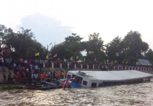 Varios muertos tras hundimiento
ferri en Tailandia 
