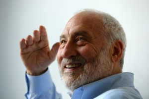 Nobel de Economía advierte que mala concepción de euro genera serios problemas 