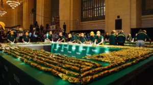 La línea de hot dogs más larga del mundo logra récord Guinness