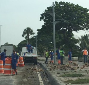 MOPC recoge escombros lanzados por el mar Caribe en el malecón 