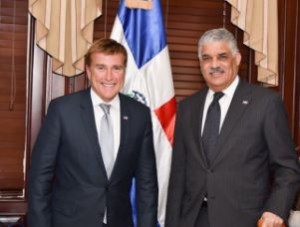 El embajador EEUU en RD James Wally Brewster realiza visita de cortesía al Canciller Miguel Vargas.