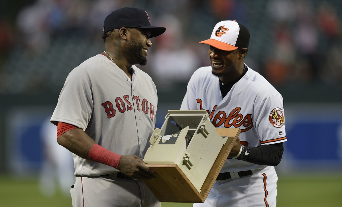 Orioles obsequian a David Ortiz el teléfono que destruyó en 2013