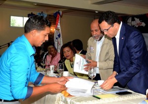 Ministro Educación encabeza encuentro con dirigencia de la ADP