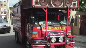 Pastor dice que el camión que conduce “saca demonios”