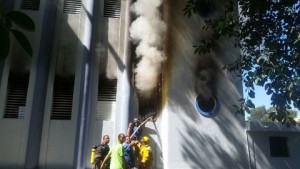 Se incendia depósito de armas en destacamento PN de Azua