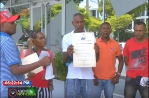 Residentes de Los Alcarrizos demandan de Obras Públicas pago por desalojo.