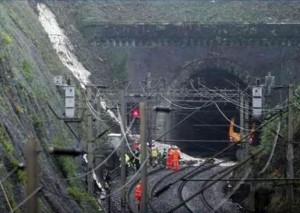 Descarrilamiento por lluvias deja dos lesionados en Inglaterra 