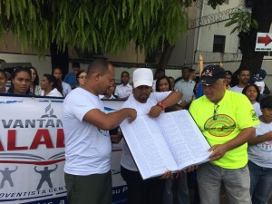 Adventistas marchan para promover uso de la Biblia  