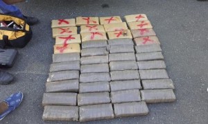 DNCD ocupa 42 pacas de marihuana  en autopista 6 de Noviembre