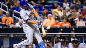 Mets vencen a Marlins y siguen firmes rumbo a los playoffs