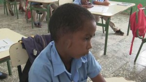 Madre de niño con problemas auditivos necesita ayuda para su operación