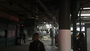 Tren de pasajeros choca contra una estación en nueva jersey