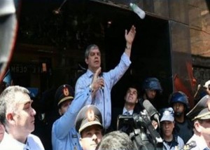 Paraguay: estudiantes lanzan botellas contra ministro 