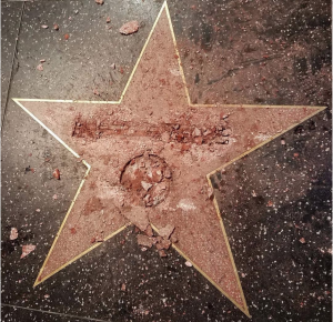Destrozan la estrella de Trump en Hollywood por insultar a mujeres