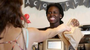 La mejor respuesta a una cliente racista que no quiso ser atendida por una mujer de color