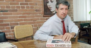 Muere el político y activista social Tom Hayden