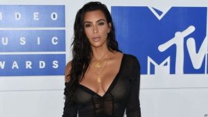 Asaltantes de Kim Kardashian, prófugos tras robo en París 