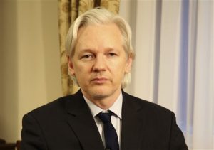 Suecia niega permiso a Assange para asistir a funeral 