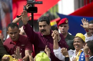 Gobierno y opositores inician diálogo con mediación vaticana